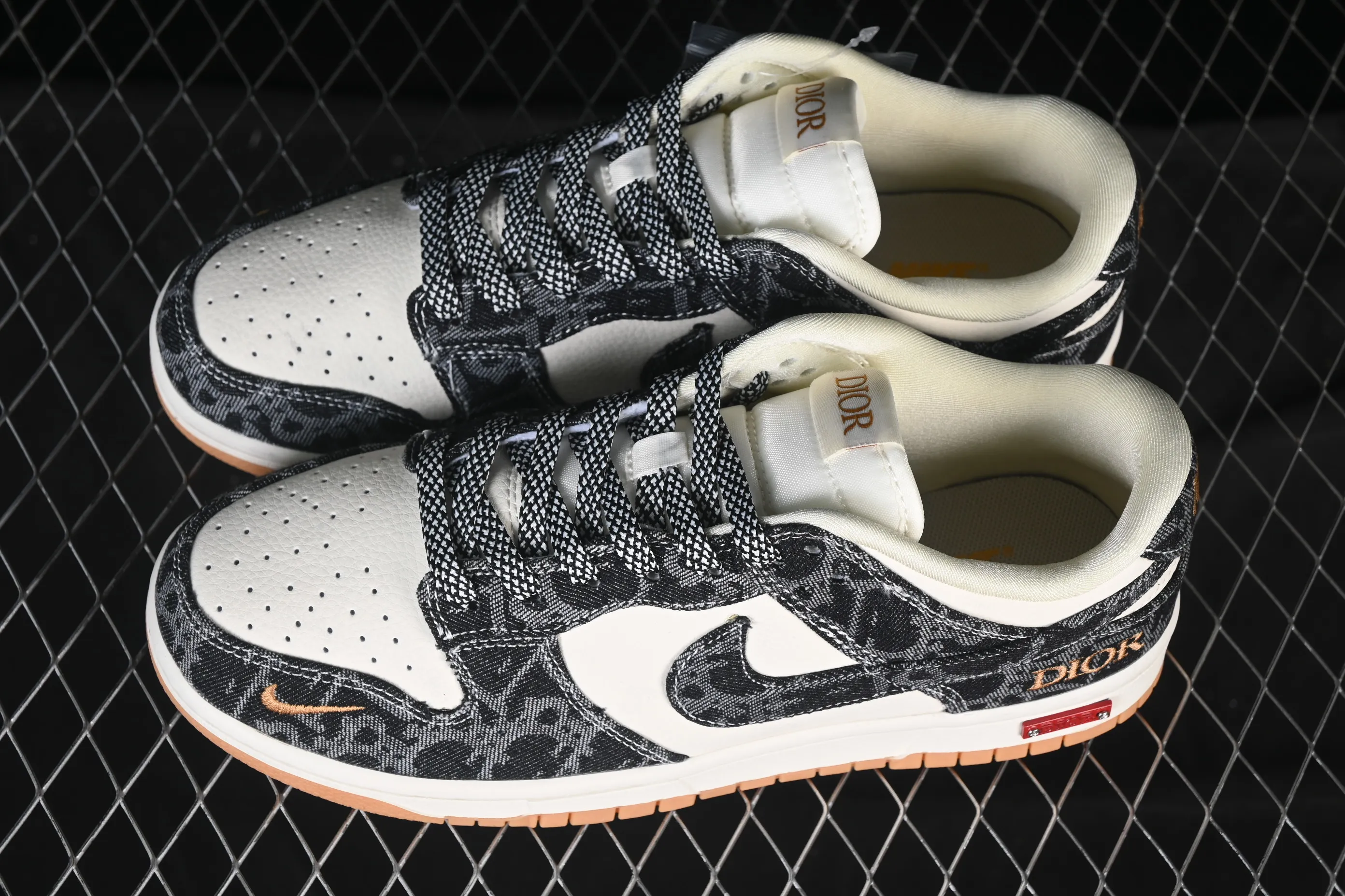 All categories Nk SB Dunk Series Nk SB Dunk Low High-end customized low-top sneakers Nike SB Dunk Low Dior co-branded ink pattern denim High-end customized low-top casual sneakers SD6688-001